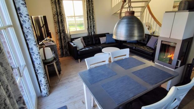 ...von Küche aus... Esstisch, Kamin... dahinter Wohnbereich (Ledersofa 2022 neu)