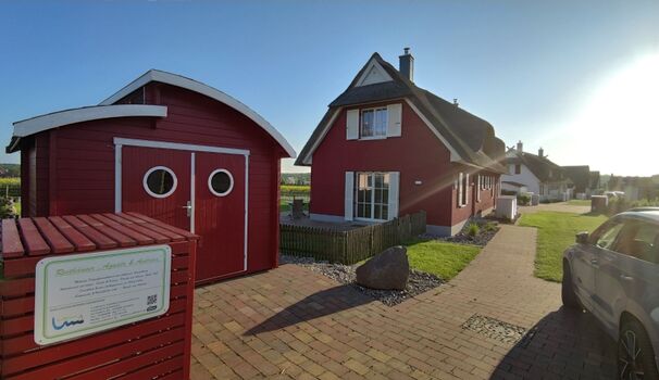 Hauseingangsseite mit Parkplatz für max. 2 Autos