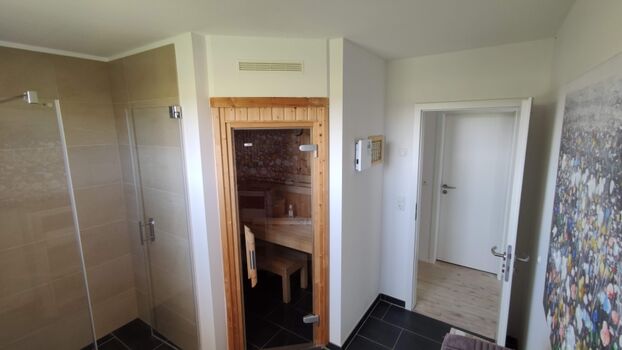 Sauna mit Schwalldusche und Relaxliegen