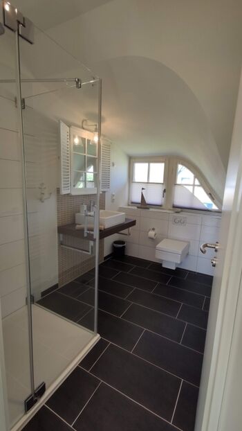 Duschbad und WC im OG