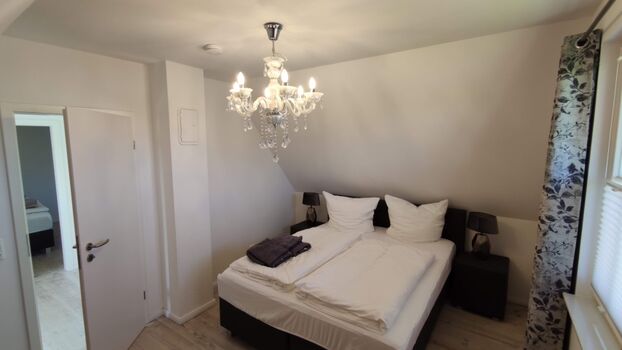 Schlafzimmer 2 mit Massivholzeinbauschrank