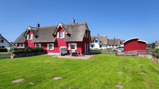 Hausansicht von Gartenecke aus...komplett umzäunt mit Staketenzaun