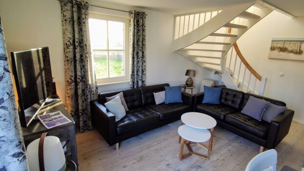 ...Wohnbereich und Aufgang ins OG (Ledersofa 2022 neu)