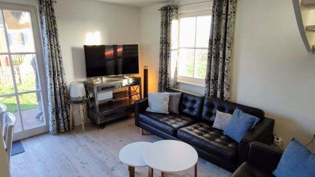 ...Wohnbereich mit Terrassenzugang (Ledersofa 2022 neu)