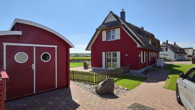 Hauseingangsseite mit Parkplatz für max. 2 Autos