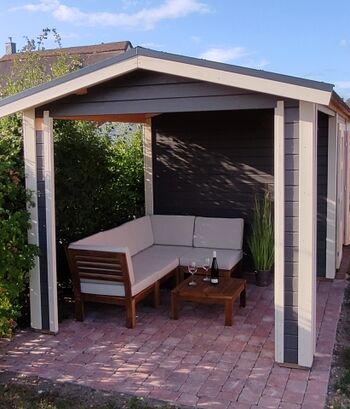 Überdachter Freisitz mit Lounge-Ecke