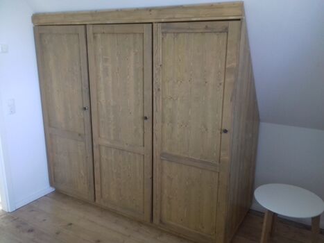 Einbau-Kleiderschrank mit extra viel Platz (Schlafzimmer 1)