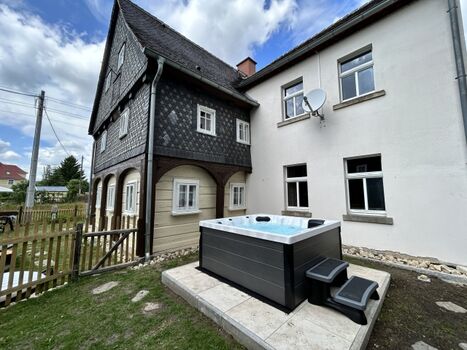 grosser Whirlpool für 6 Personen (ganzjährig nutzbar)