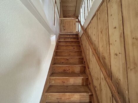 steile, rustikale und historische Treppe führt in die 1. Etage