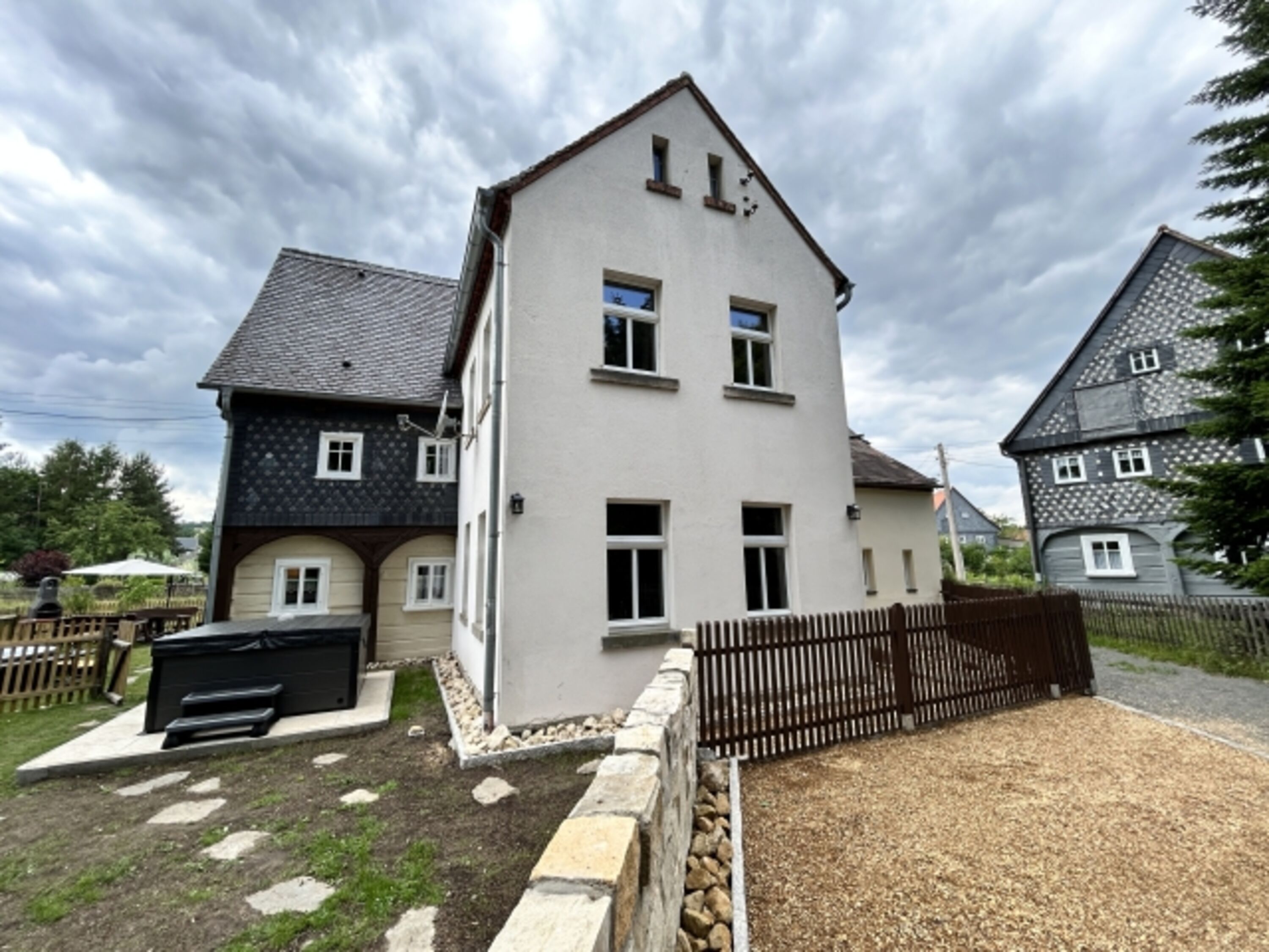 Blick vom Parkplatz auf den Garten