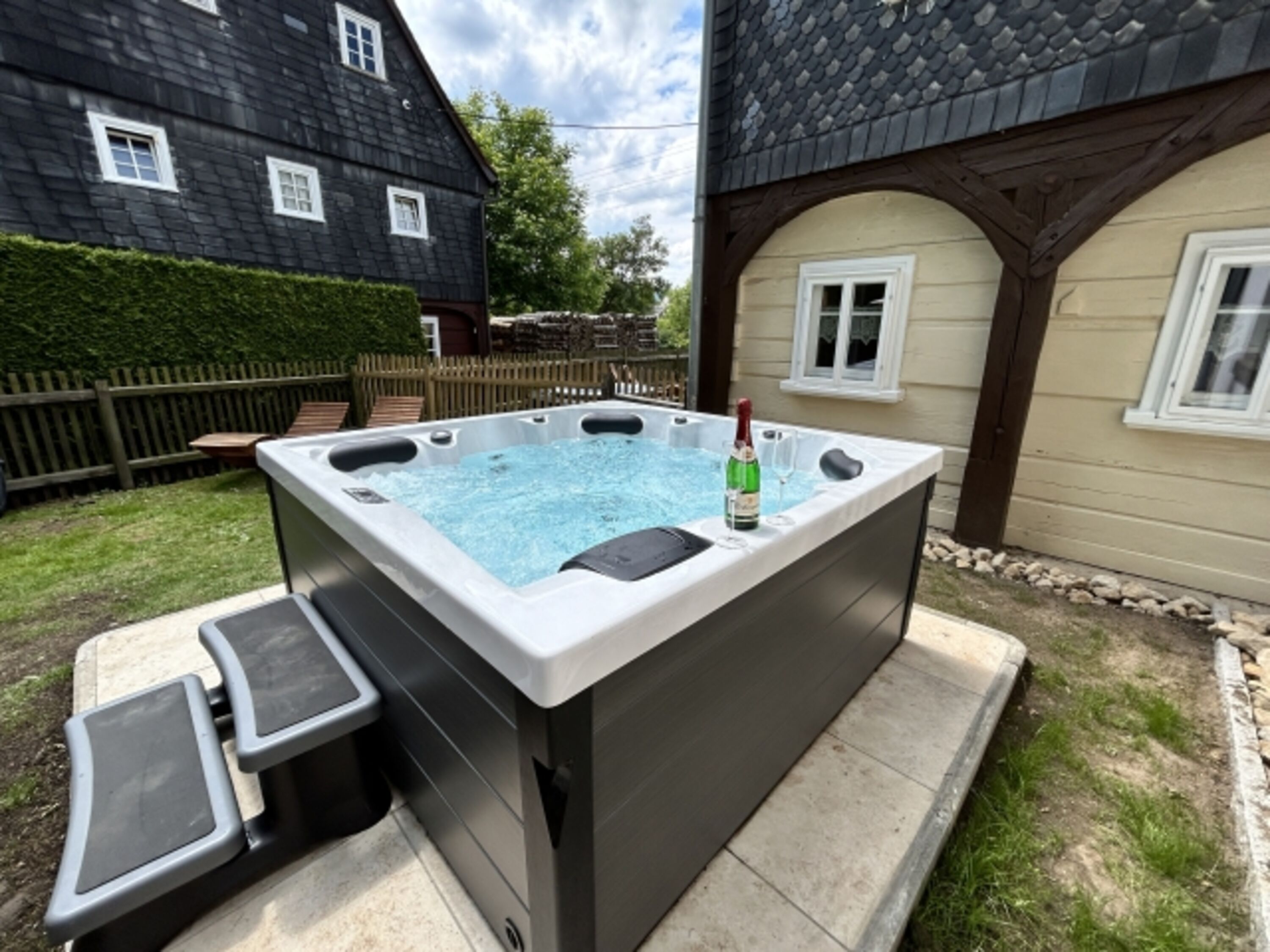 grosser Whirlpool für 6 Personen (ganzjährig nutzbar)