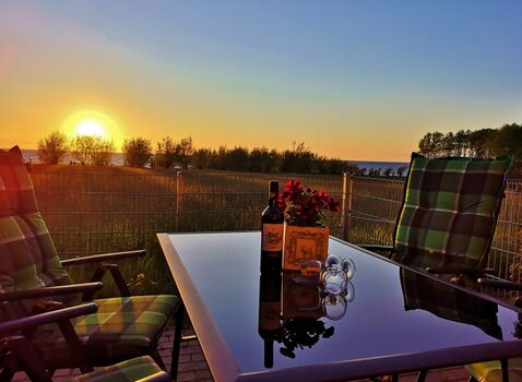 Blick von der terrasse in den Sonnenuntergang