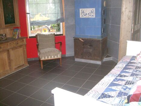 Wohn/ Schlafzimmer mit Kachelofen