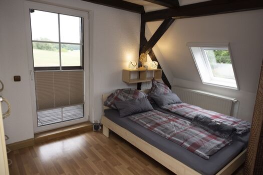 1. OG Schlafzimmer 4, mit Balkon (ist Durchgangszimmer zu SZ 3)