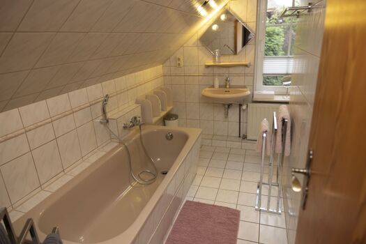 1. OG Badezimmer mit Badewanne und Toilette
