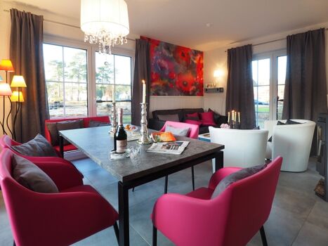 Wohnzimmer mit Tv und Kamin