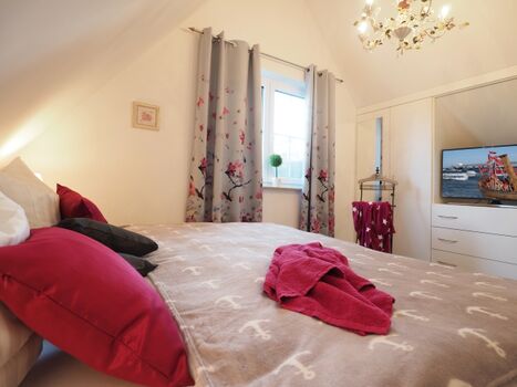 Schlafzimmer 1 mit TV und Boxspringbett