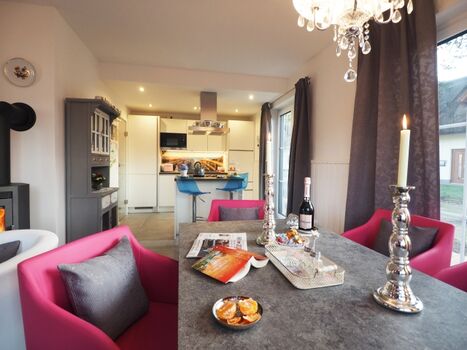 Der Blick vom eleganten Esstisch in die Küche