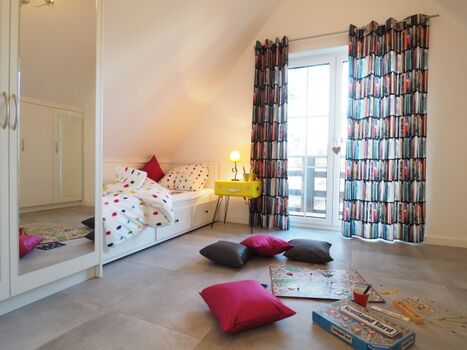 Schlafzimmer 2 mit Einzelbetten, TV und Balkon