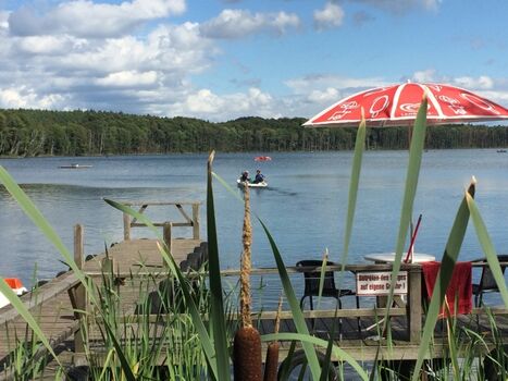 Romantischer Badesee mit Bootsverleih, Spielplatz und Bistro im Nachbarort