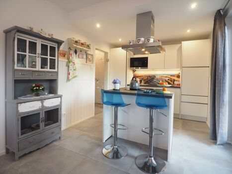 Das Herz des Hauses: unsere Kücheninsel mit Bauernschrank