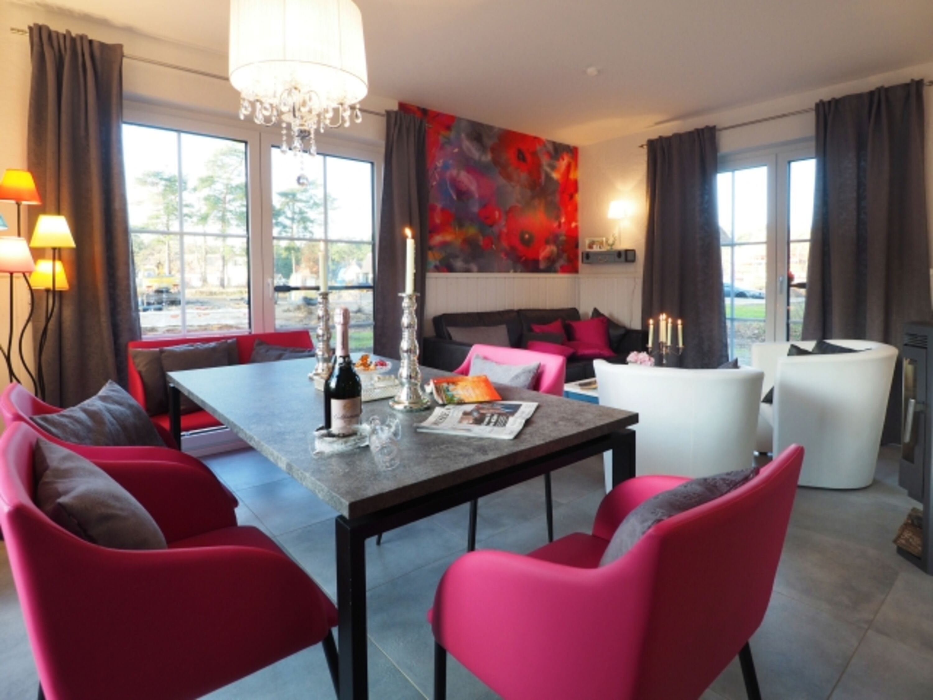 Wohnzimmer mit TV und Kamin