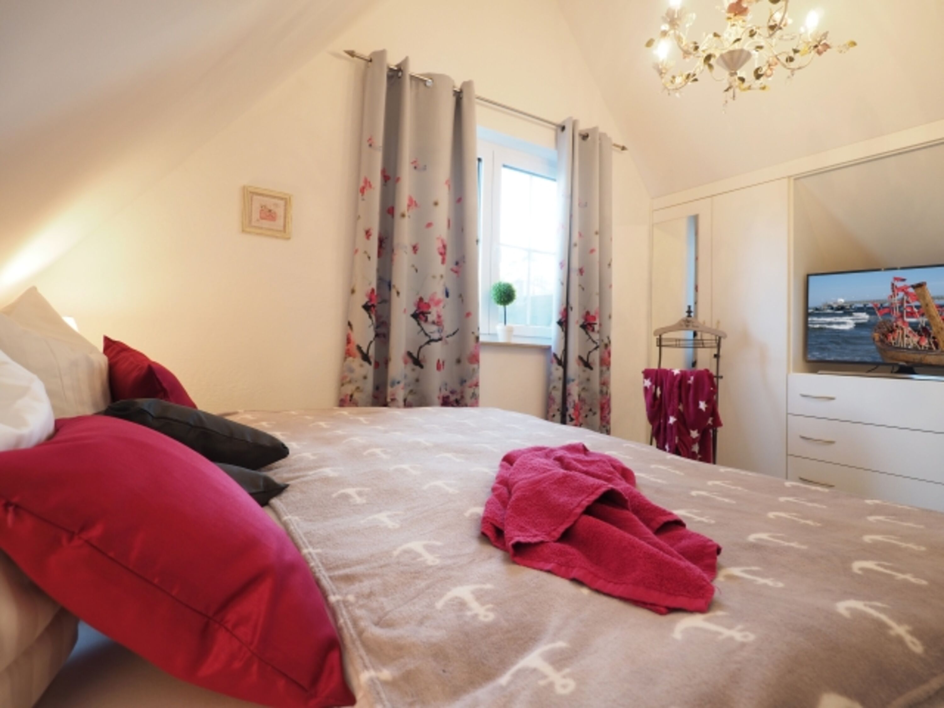 Schlafzimmer 1 mit TV und Boxspringbett