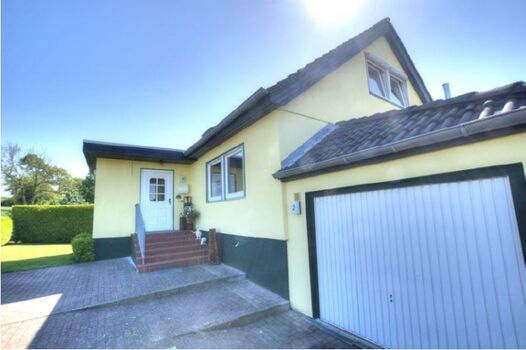 Hier können Sie parken (im Hof - links von der Treppe)