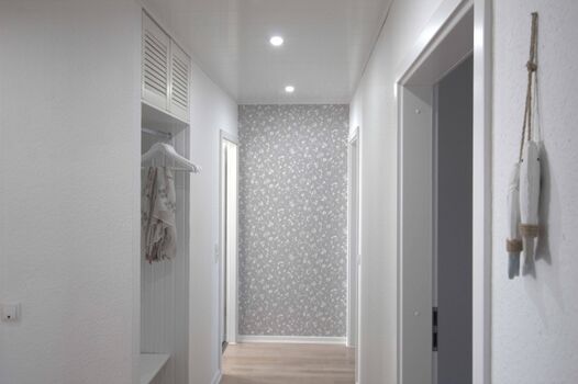 Flur mit Blick in Richtung Bad und Schlafzimmer