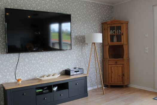 Wohnzimmer mit 65 Zoll LCD Smart TV