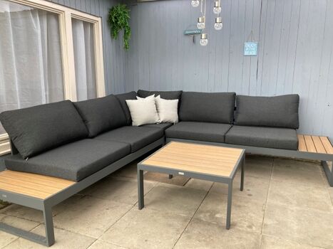 überdachte Sitzecke mit Loungemöbeln