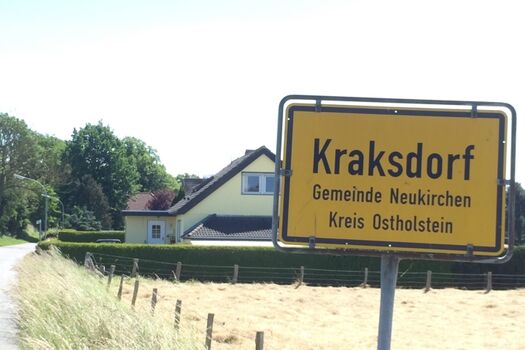 Direkt am Ortseingang von Kraksdorf - umgeben von Wiesen, Feldern und der Pferdekoppel
