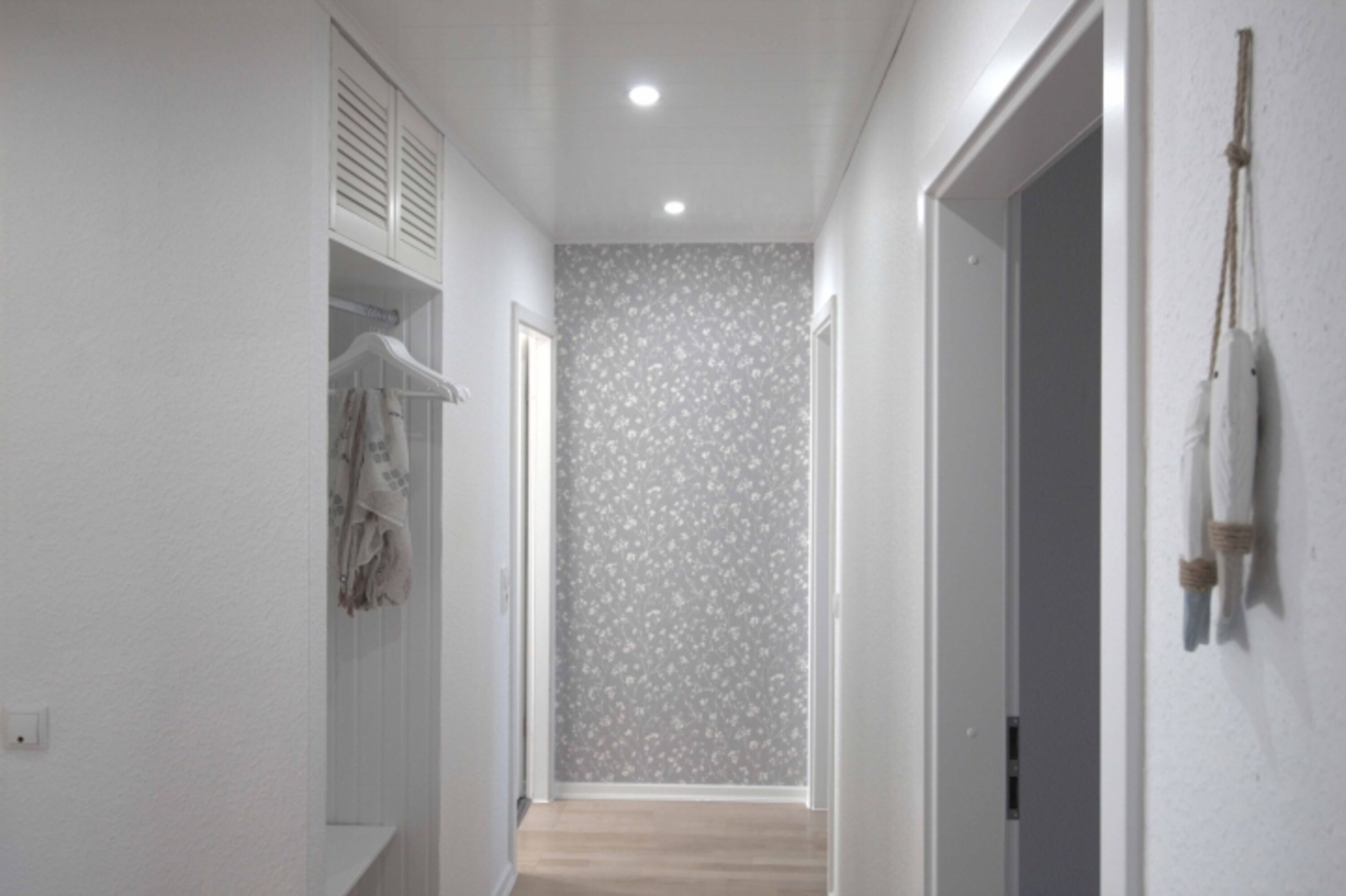 Flur mit Blick in Richtung Bad und Schlafzimmer