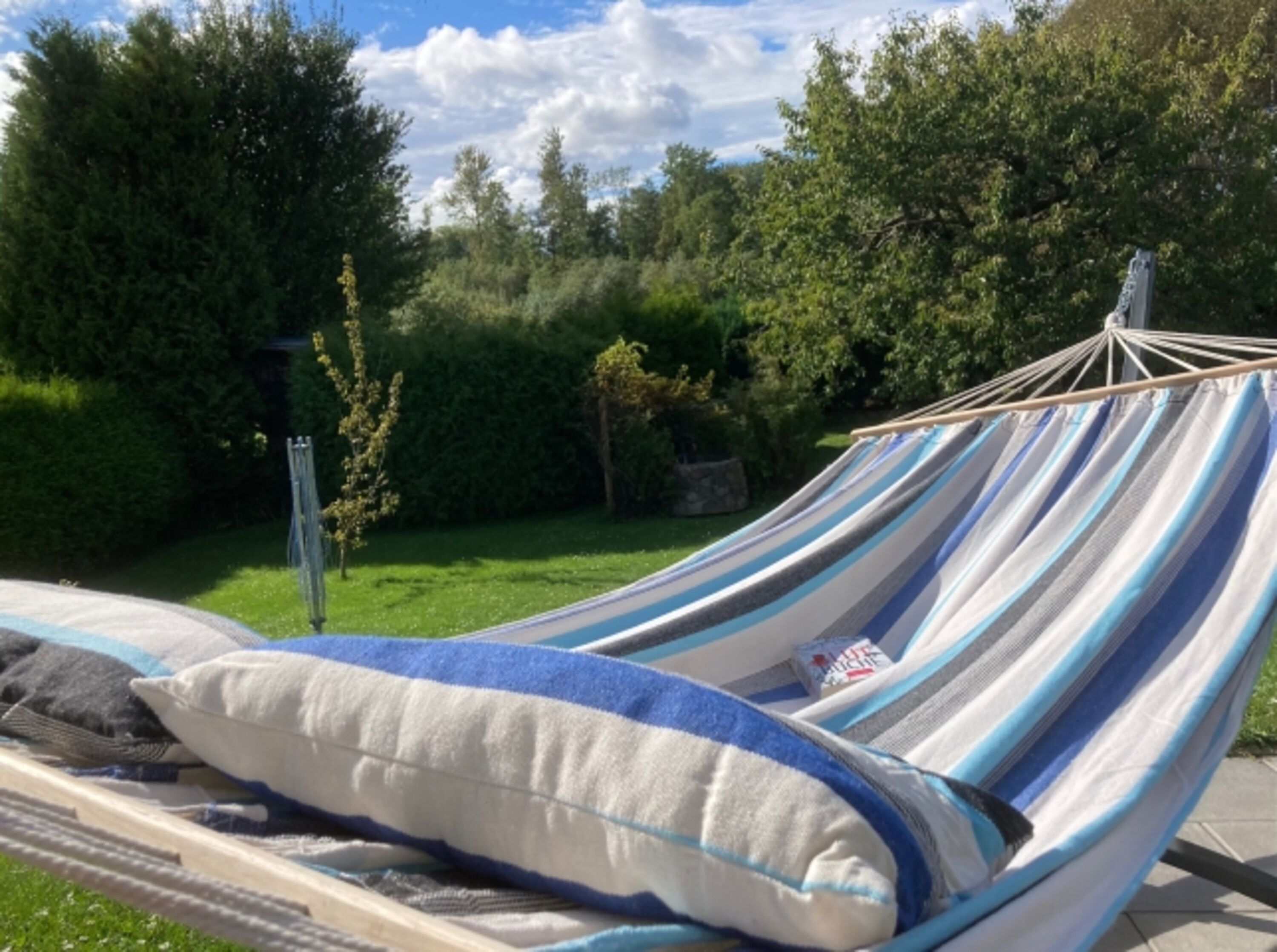 Entspannung in der Hängematte mit Blick in den Garten