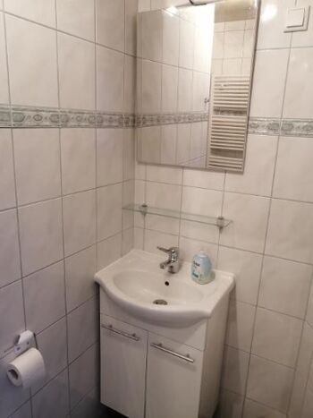 Bad mit Dusche und WC