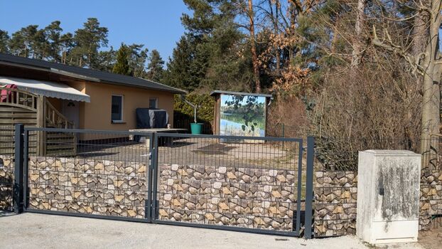 Verschließbare Zaunanlage mit Parkplatz