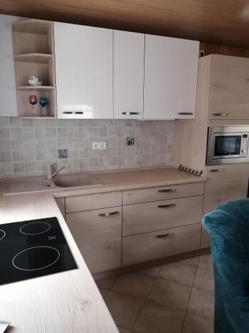 Blick zur Küche im Wohnraum