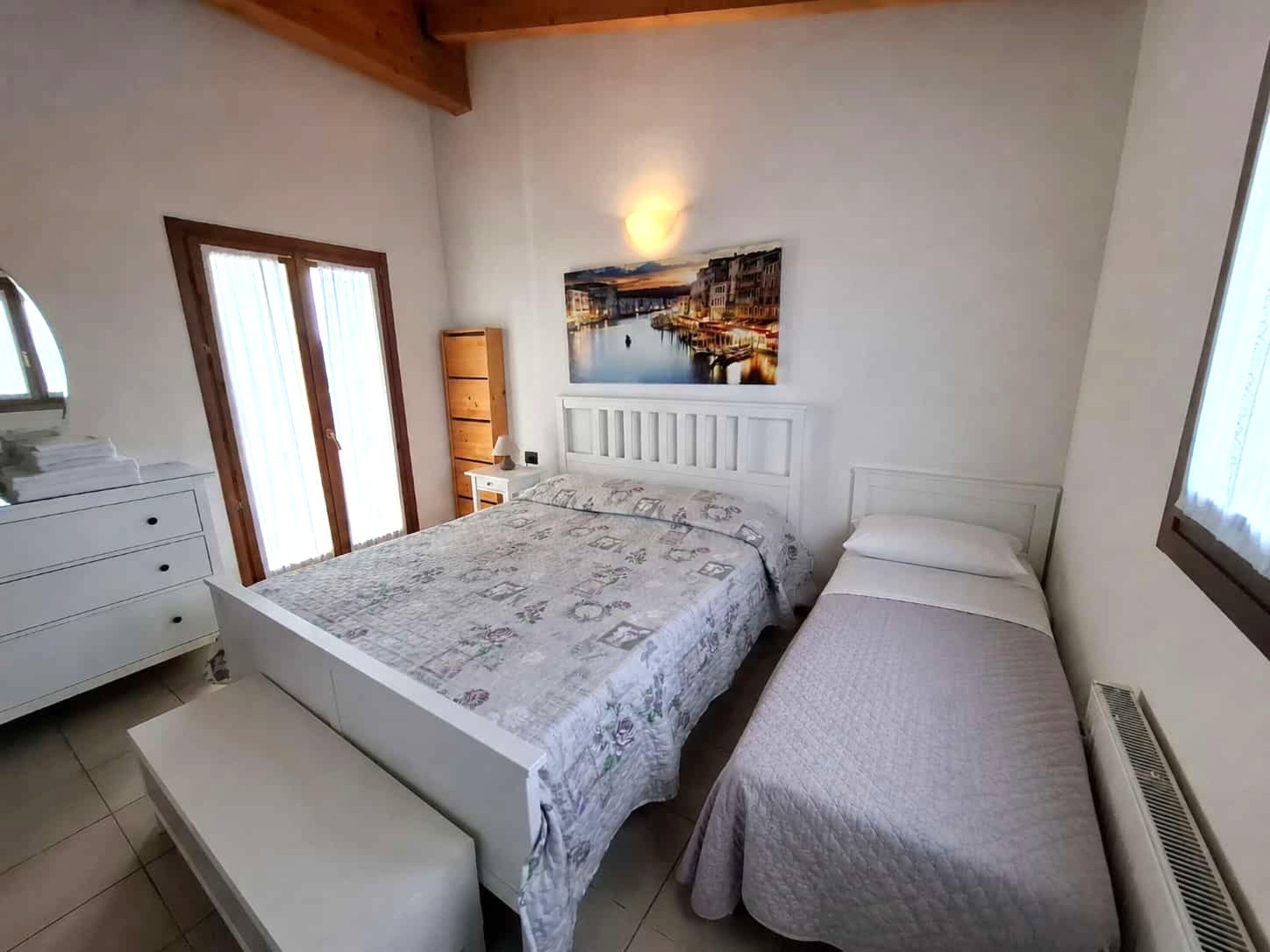 Das breite Schlafzimmer bietet Platz für ein Zustellbett