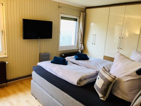 Schlafzimmer mit Boxspringbett 