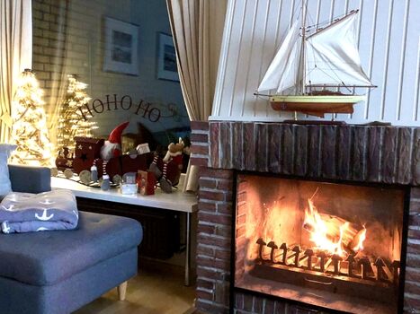 Wohnzimmer mit offenem Kamin