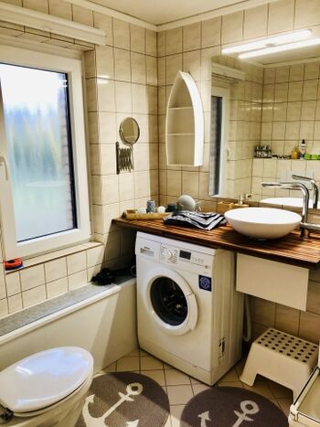 Badezimmer mit Waschmaschine 