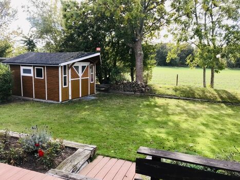 Umzäunter Garten mit Gartenhaus