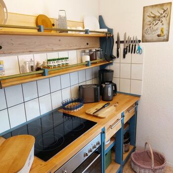 Küche mit Herd und Backofen