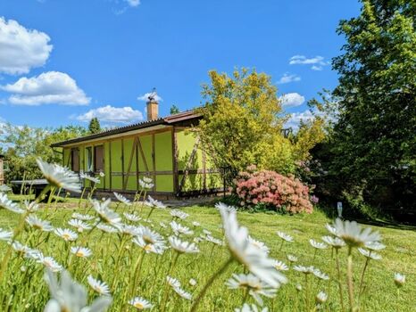 Häuschen im Grünen mit eigenen Garten