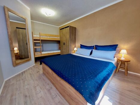 Schlafzimmer für 2 Erw.   2 Kinder