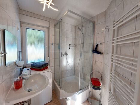 Tageslichtbad mit Waschmaschine