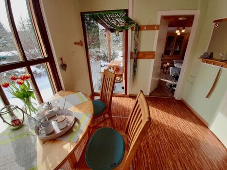 Essbereich mit Blick auf die Terrasse