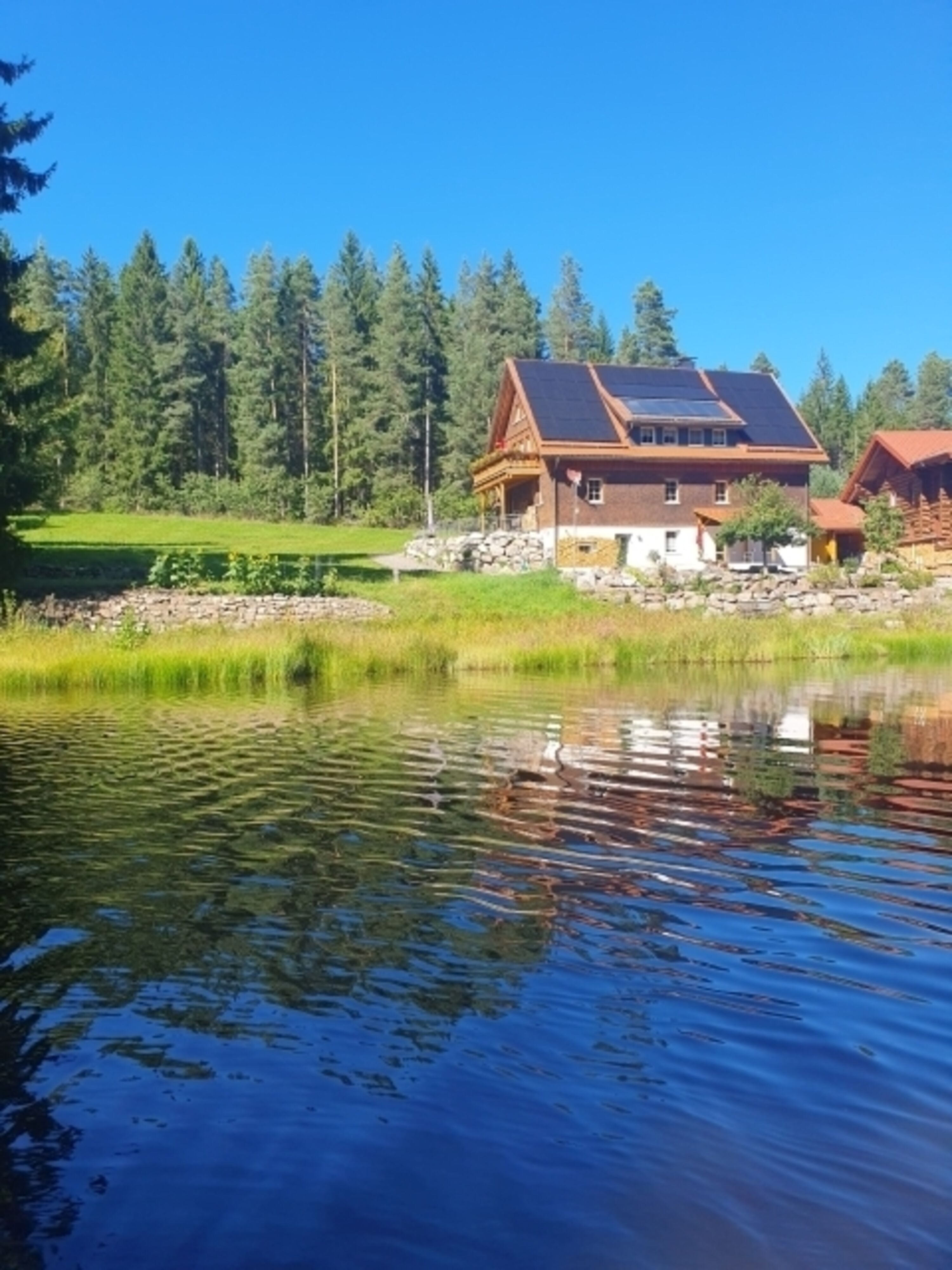 Haus vom Weiher aus