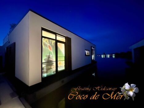 Die Wellnessoase nachts von außen - wellness oasis by night from outside