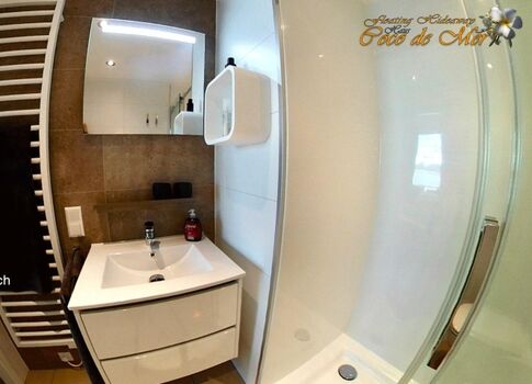 2 moderne Bäder mit Duschen und Fußbodenheizungen - 2 modern bathrooms with showers and underfloor heatings